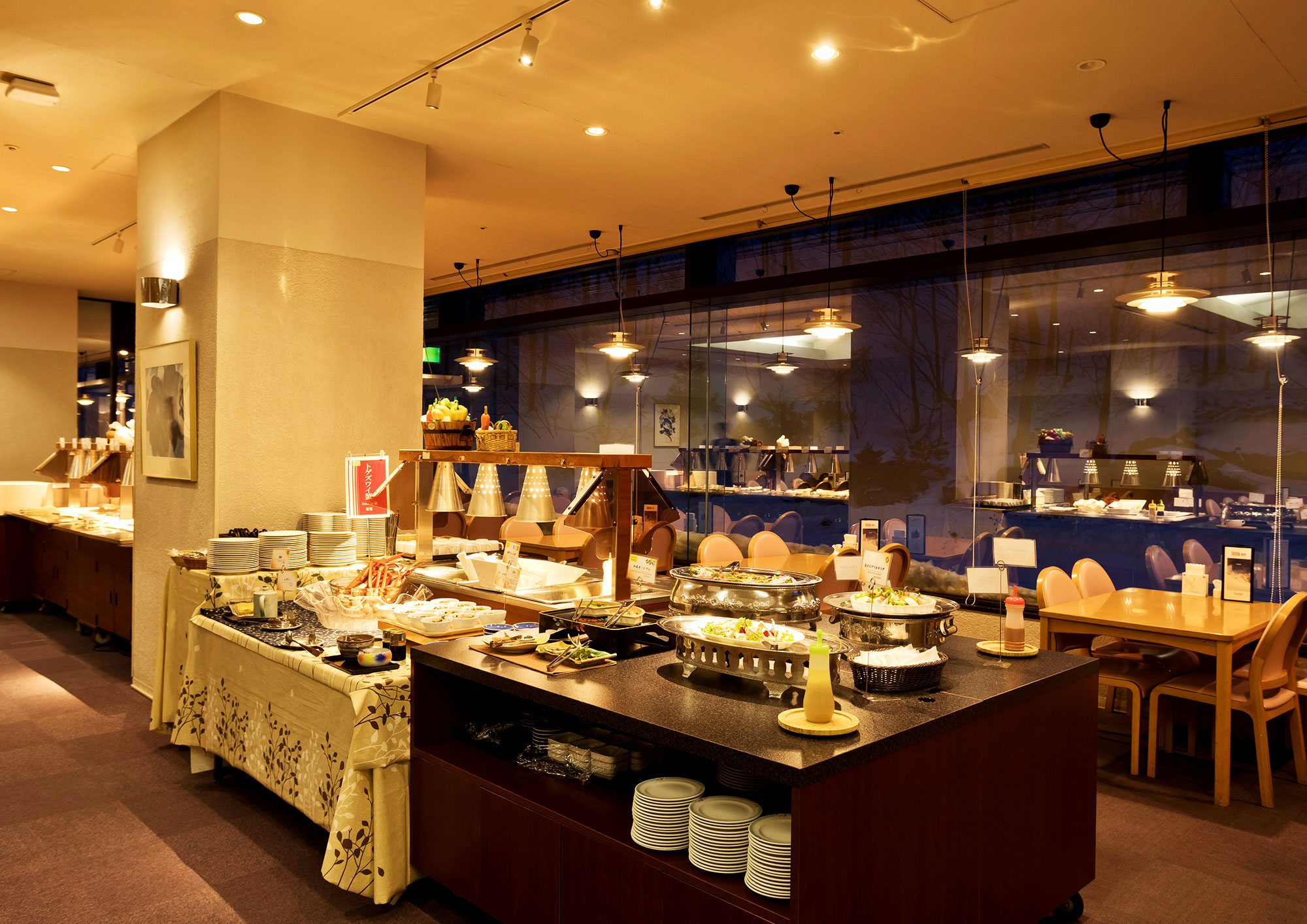 Hills館－「Lupinas自助餐」 廚師們用自信的廚藝，使用時節食材製作的多種自助餐料理。使用當地食材的自助餐廳。在明亮休閒的氛圍中，盡情享用豐富的美味佳肴。僅限冬季營業。