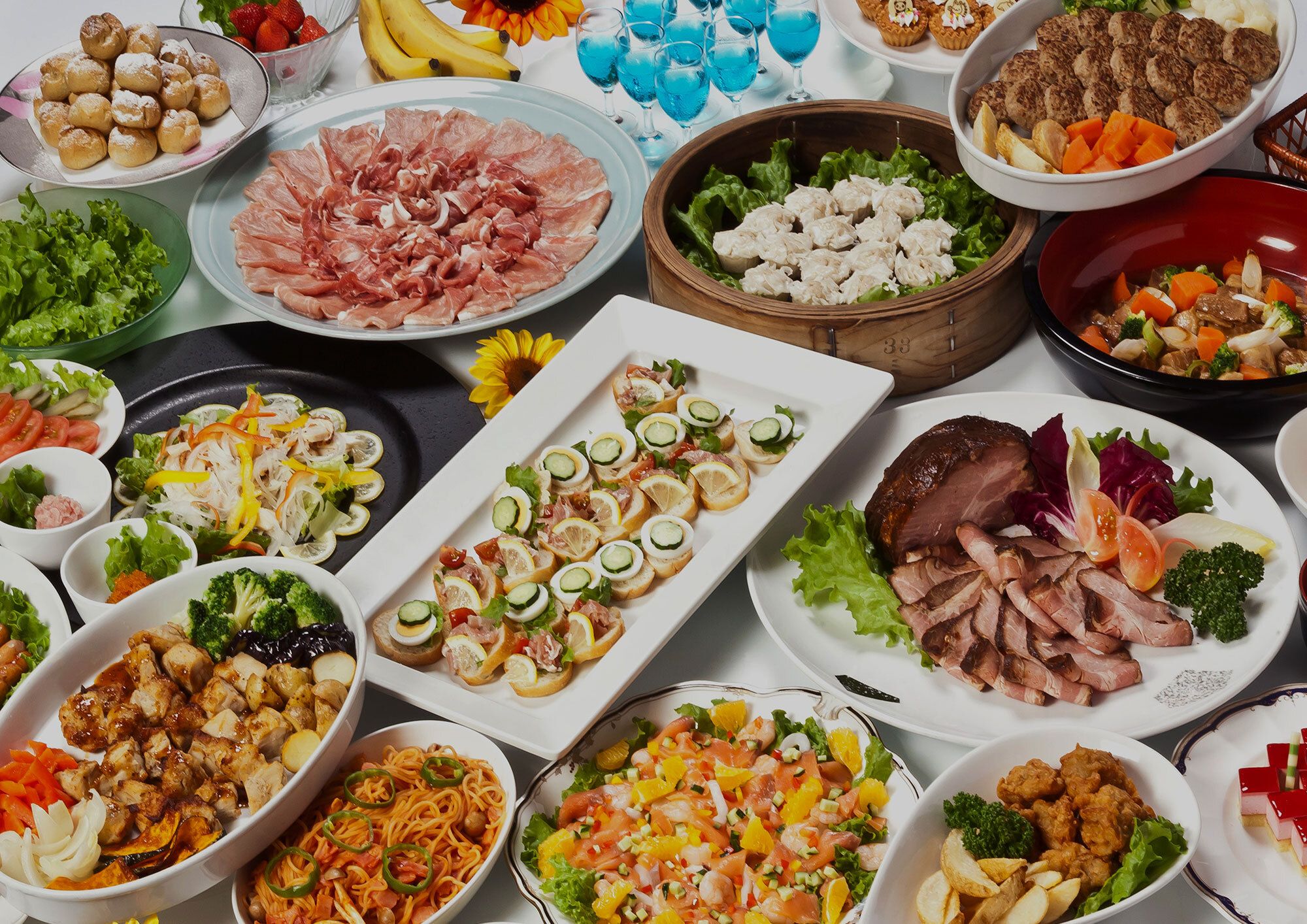 Onsen館－「YAMABOSHI自助餐」 以品種豐富的菜單為傲的自助餐餐廳。餐廳周圍環繞著白樺樹，您可以欣賞窗戶外的高原風景。