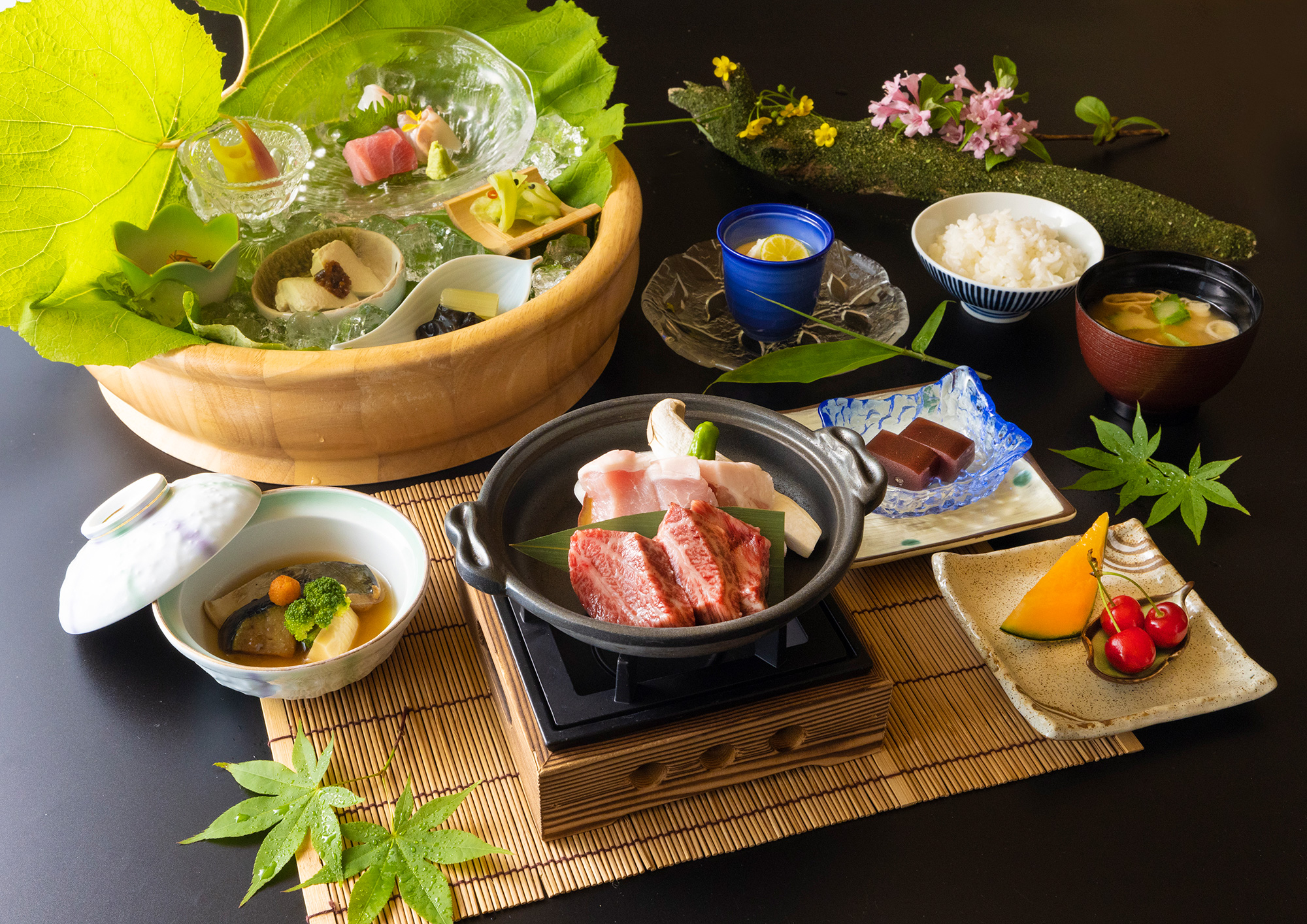 「七時雨（NANASHIGURE）」 是取自四季不同的新鮮食材，每壹道料理都是廚師們為了客人精心烹飪的。邊感受和風建築的氣息邊愉快的享用美食。