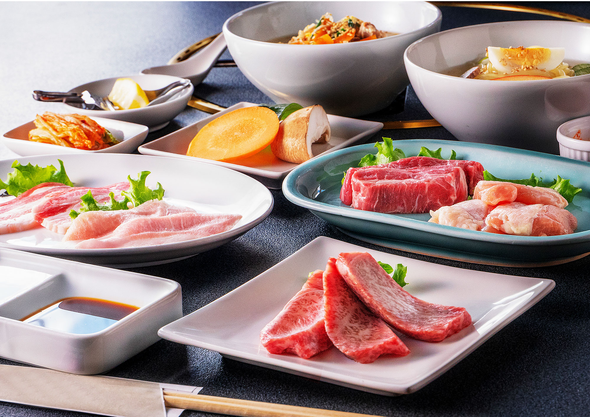 Onsen館－「李香 RIKO燒肉」 菜單品種豐富的烤肉餐廳。 盛岡冷面等的配菜也很豐富。