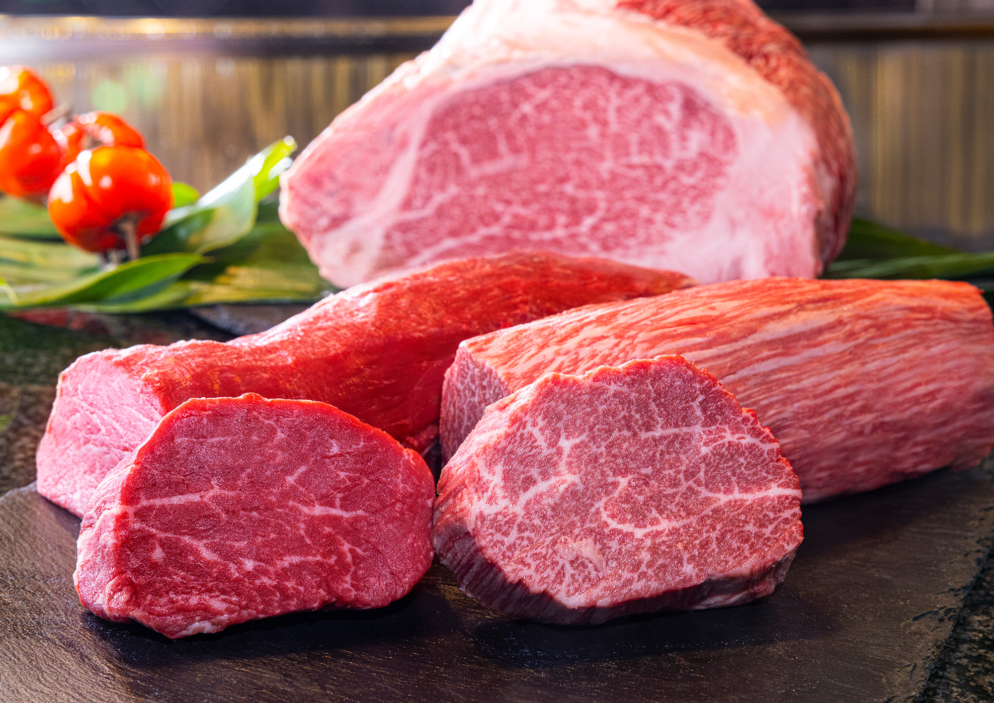 「華山鐵板燒」 以短角牛、前澤牛、松阪牛、三陸海鮮、岩手縣產食材為中心，您可以品嘗到精選食材製作的鐵板燒料理。